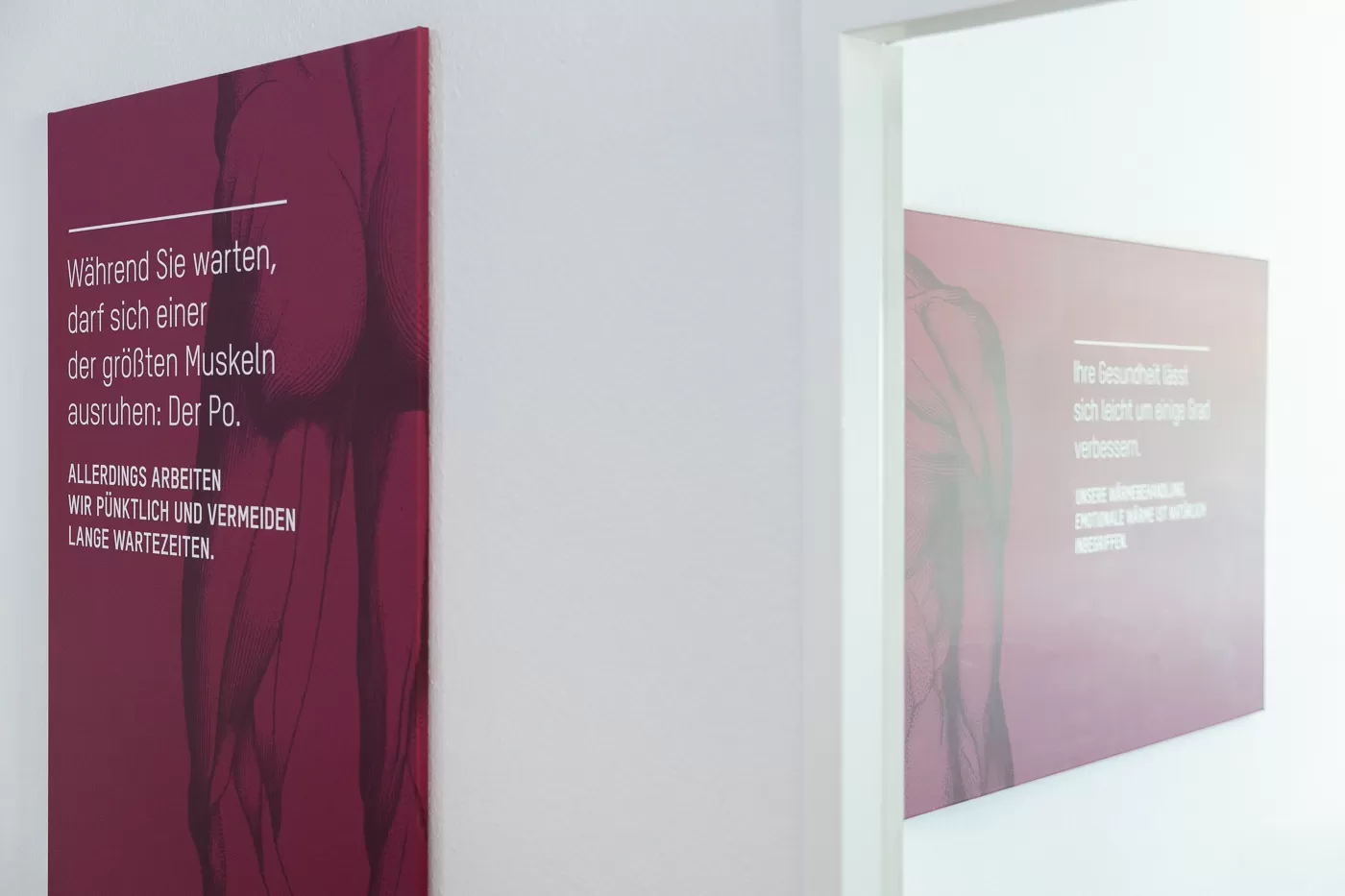 Physiotherapie Johannson - Palakte: Wärehnd Sie warten, darf sich einer der größten Muskeln ausruhen: Der Po. Allerdings arbeiten wir pünktlich und vermeiden lange Wartezeiten. | Plakat: Ihre Gesundheit lässt sich leicht um einige Grad verbessern. Unsere Wärmebehandlung. Emotionale Wärme ist natürlich inbegriffen.