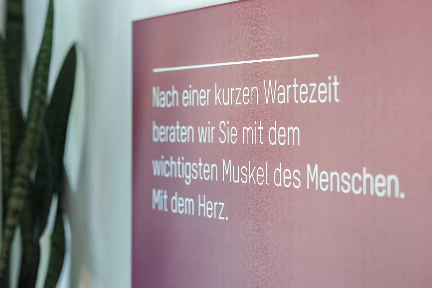 Physiotherapie Johannson - Plakat: Nach einer kurzen Wartezeit beraten wir Sie mit dem wichtigsten Muskel des Menschen. Mit dem Herz.