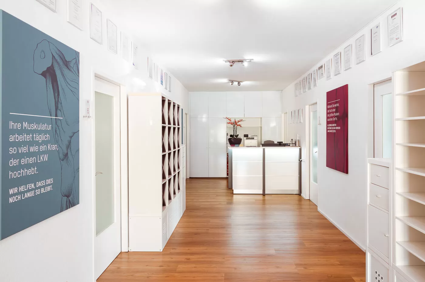 Physiotherapie Johannson - Unser Empfang mit Palakt: Ihre Muskulatur arbeitet täglich so viel wie ein Kran, der einen LKW hochebt.  Wir helfen, dass dies noch lange so bleibt.